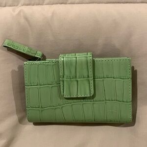 NWT w/defect.Wilson’s Bifold Wallet. Never used but has an area of cracking.‌‍‍‍
